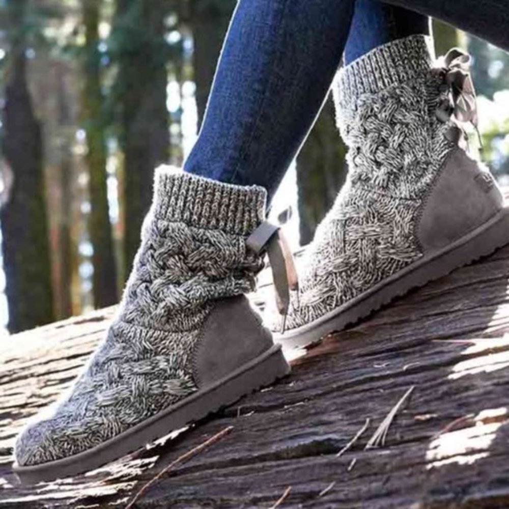 Like NEW UGG Isla Boots